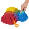 KINETIC SAND - SEAU DE SABLE 2,7 KG + OUTILS - 6061096 - Sable a modeler pour enfants, jouet ASMR