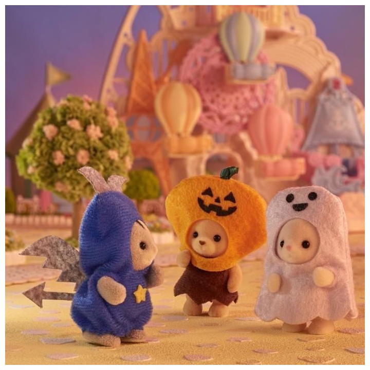 Le trio des bébés en costumes d'Halloween