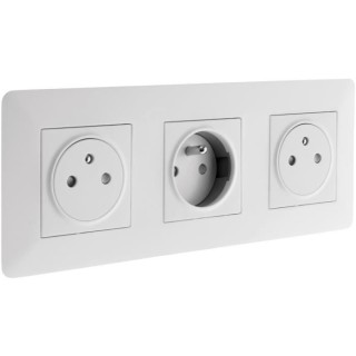 Triple prise affleurante 2P+T 16A livrée avec boîte d'encastrement b