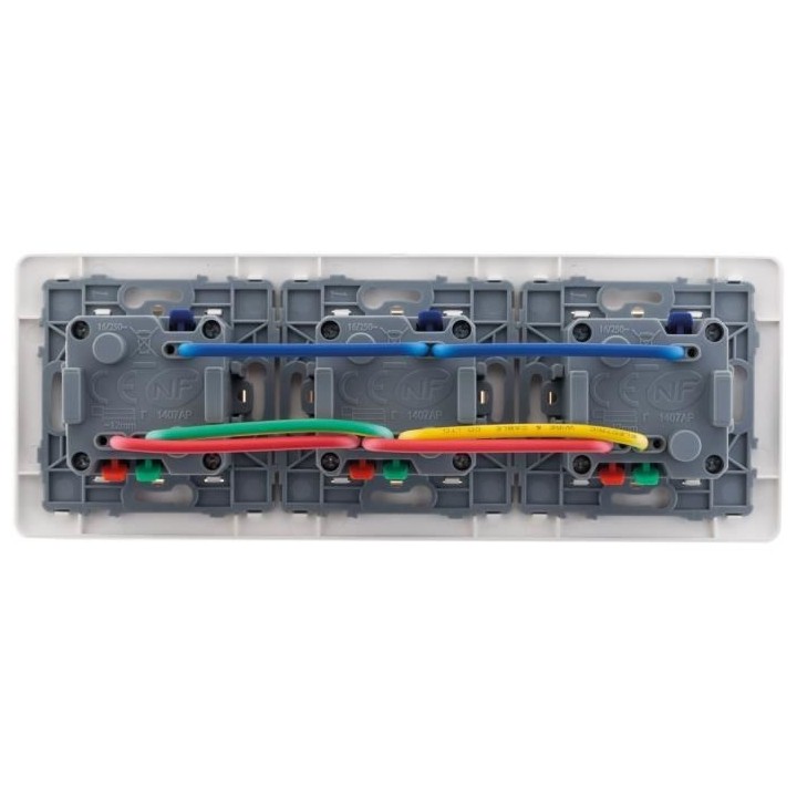 Triple prise affleurante 2P+T 16A livrée avec boîte d'encastrement b