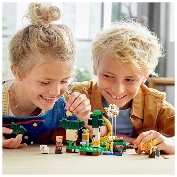 LEGO Minecraft 21165 La Ruche, Jouet avec Figurines de Mouton, d'Abeil