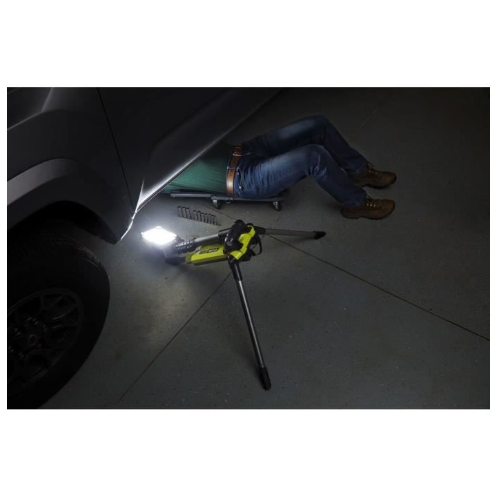 RYOBI ONE+ Projecteur LED sur trépied pliable & ajustable 18V - R18TL