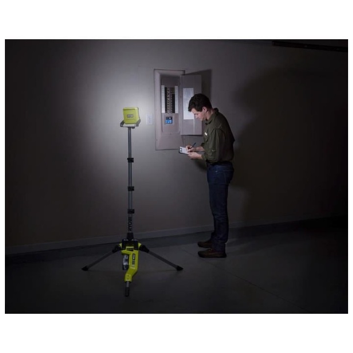RYOBI ONE+ Projecteur LED sur trépied pliable & ajustable 18V - R18TL