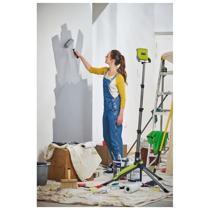 RYOBI ONE+ Projecteur LED sur trépied pliable & ajustable 18V - R18TL