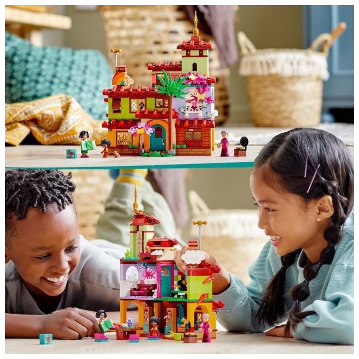 LEGO 43202 Disney La Maison Madrigal, Jouet, avec Figurines du Film En