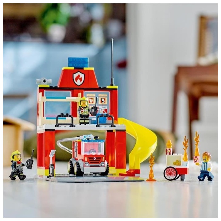 LEGO City 60375 La Caserne et le Camion des Pompiers, Jouet Véhicule