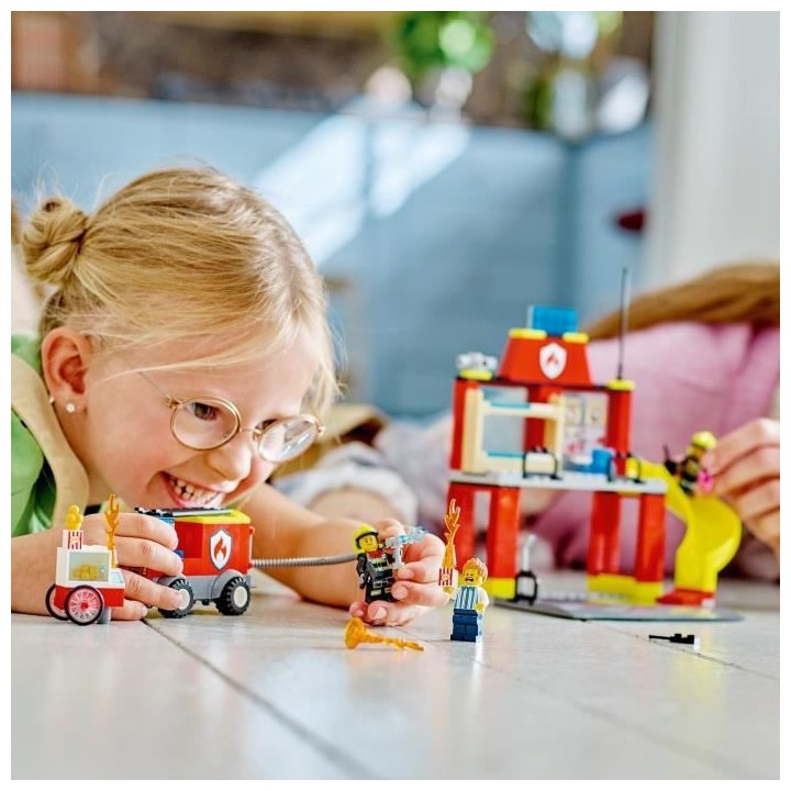 LEGO City 60375 La Caserne et le Camion des Pompiers, Jouet Véhicule
