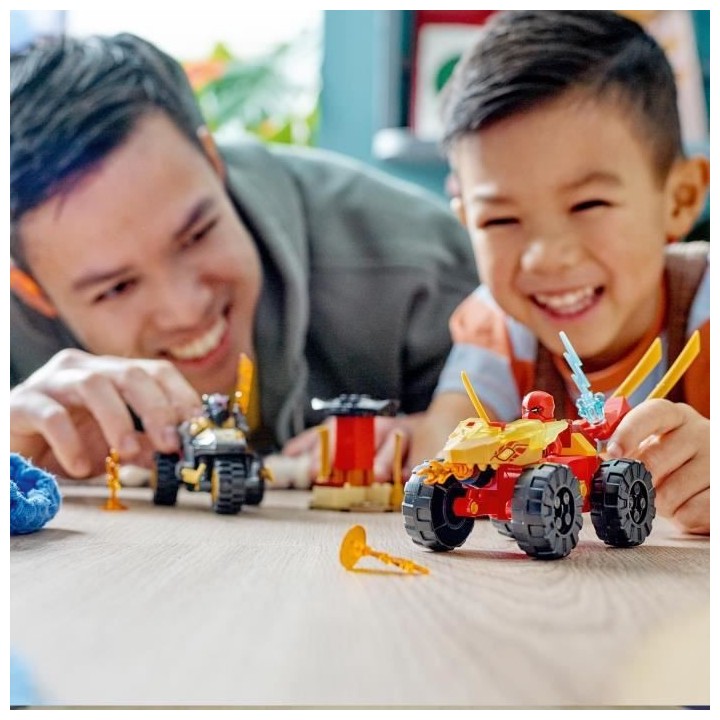 LEGO NINJAGO 71789 Le Combat en Voiture et en Moto de Kai et Ras, Joue