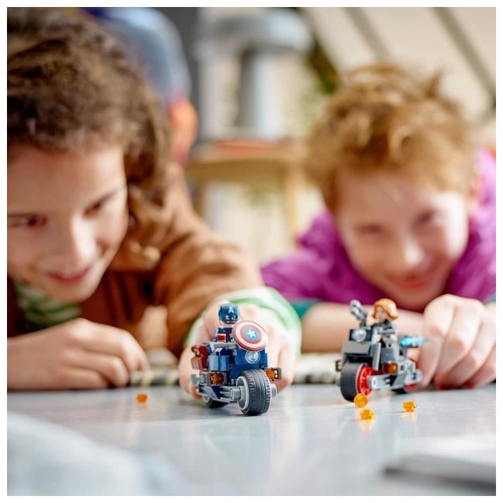 LEGO Marvel 76260 Les Motos de Black Widow et de Captain America, Joue