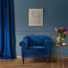 LIAM Fauteuil Chesterfield - Velours bleu pétrol et pieds en bois - L 93,5 x P 80,5 x H 80 cm