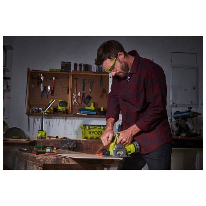 Scie multi-matériaux 18V - Livrée avec 1 batterie 2 Ah, 1 chargeur 1