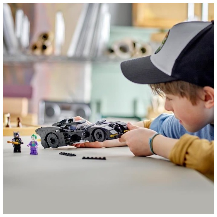 LEGO DC 76224 La Batmobile : Poursuite entre Batman et le Joker, Jouet