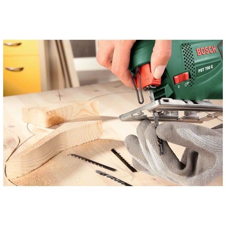 Scie sauteuse filaire Bosch - PST 700 E (livrée dans un coffret en pl