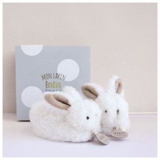 DOUDOU ET COMPAGNIE Lapin - Coffret chaussons avec hochet Taupe 0-6 mo