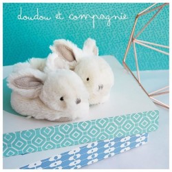 DOUDOU ET COMPAGNIE Lapin - Coffret chaussons avec hochet Taupe 0-6 mois