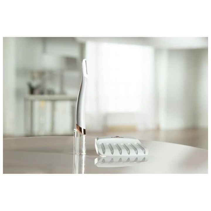 FLAWLESS - Dermaplane Glow - Fonctionnement a pile - 6 tetes de rechan