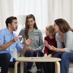 Mache-Mots - Hasbro Gaming - Enfants Contre Parents - Jeu de societe pour la famille - Jeu de plateau - Version francaise