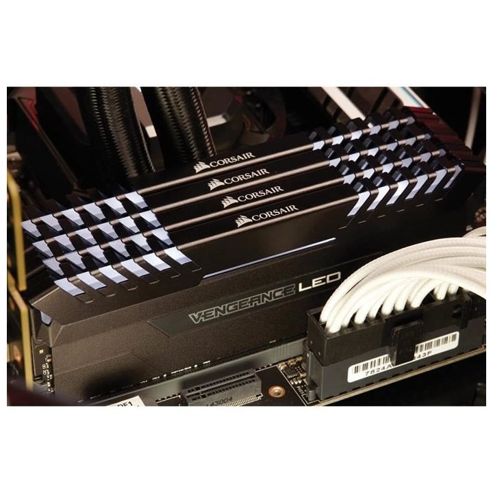CORSAIR Mémoire PC Vengeance LED - DDR4 - Kit 64GB (4 x 16GB) - 3000