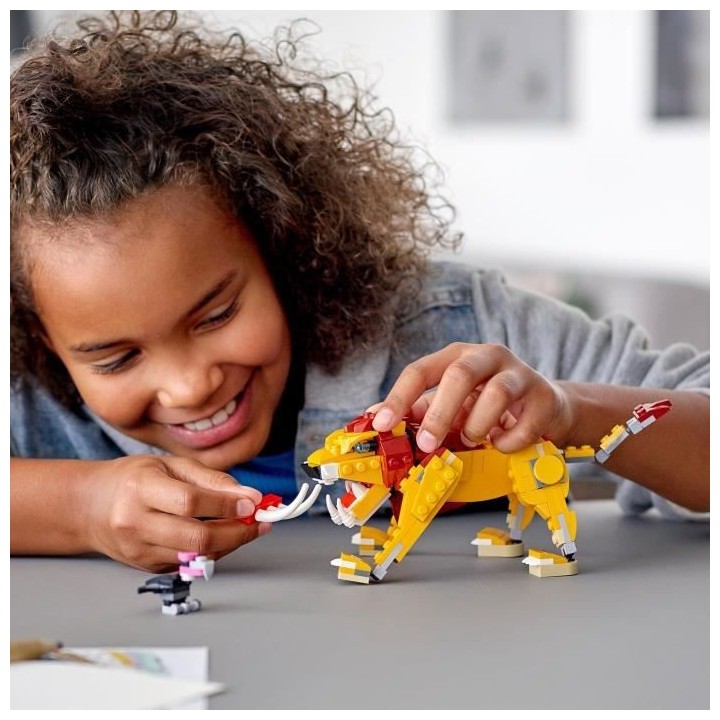 LEGO Creator 3-en-1 31112 Le Lion Sauvage, Figurines d'Animaux, Jouet