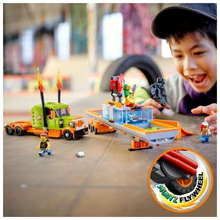 LEGO 60294 City Stuntz Le Camion de Spectacle des Cascadeurs, Moto a R