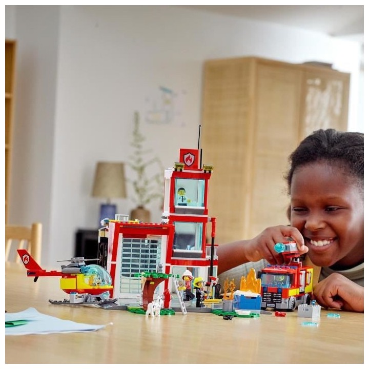 LEGO 60320 City Fire La Caserne Des Pompiers, Set avec Garage, Jouet C
