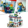 LEGO 60330 City L'Hôpital, Set de Construction, Jouet Camion d'Ambulance, Hélicoptere et 12 Minifigures pour Enfants +7 ans