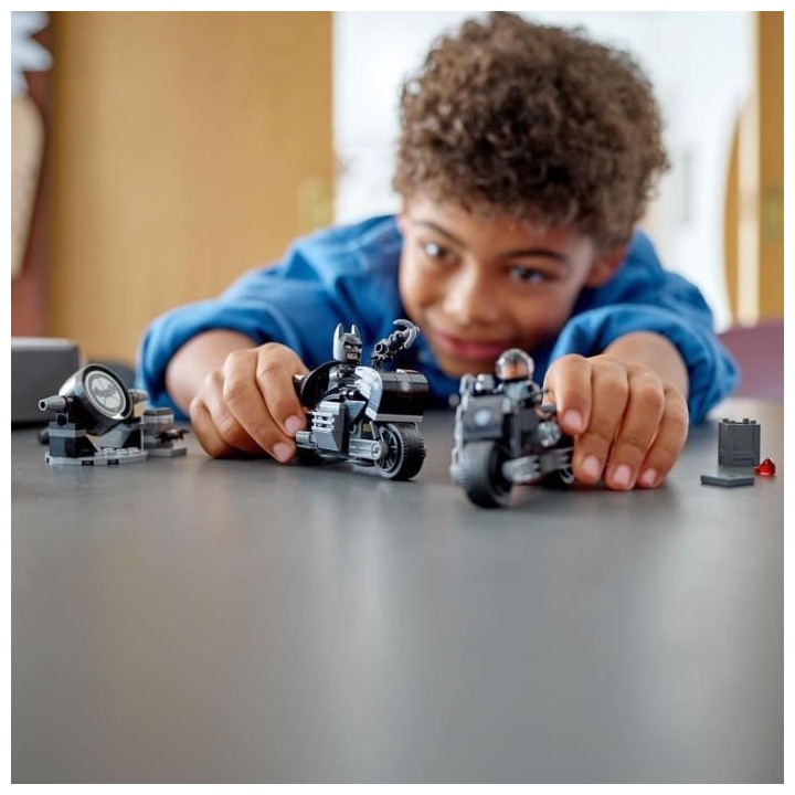 LEGO DC 76179 La Course-Poursuite en Motos de Batman et Selina Kyle, J