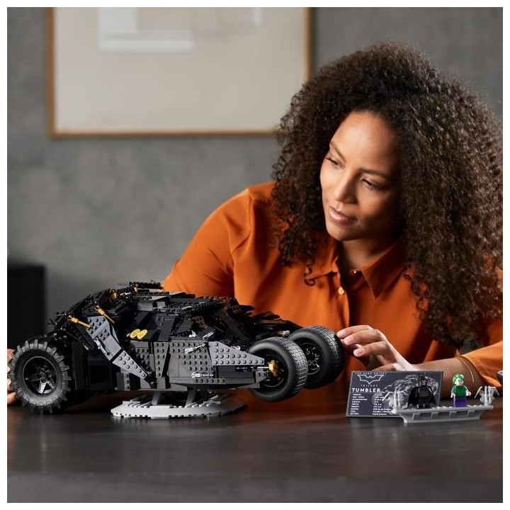 LEGO 76240 DC Batman La Batmobile™ Tumbler, Set Pour Adultes a Expos
