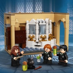 LEGO 76386 Harry Potter™ Poudlard : l'erreur de la potion Polynectar, Jeu de Construction avec Mini Figurines édition 20eme A