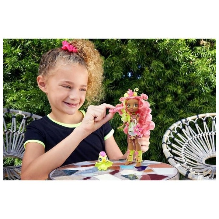 CAVE CLUB Poupée Fernessa 20 cm avec accessoires et son dinosaure de