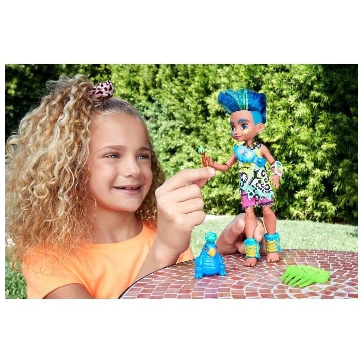 CAVE CLUB Poupée Slate 20 cm avec accessoires et son animal de compag