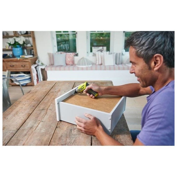 RYOBI Tournevis - 4 V - Livré en coffret avec 10 embouts de vissage,